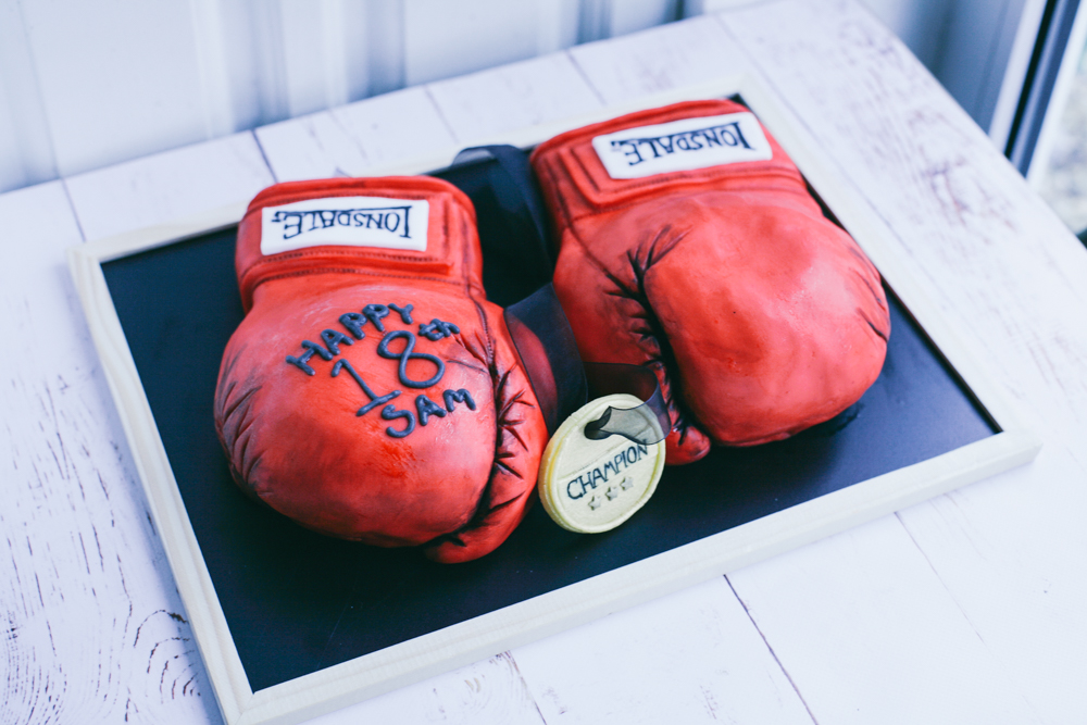 How to make boxing glove cakes?